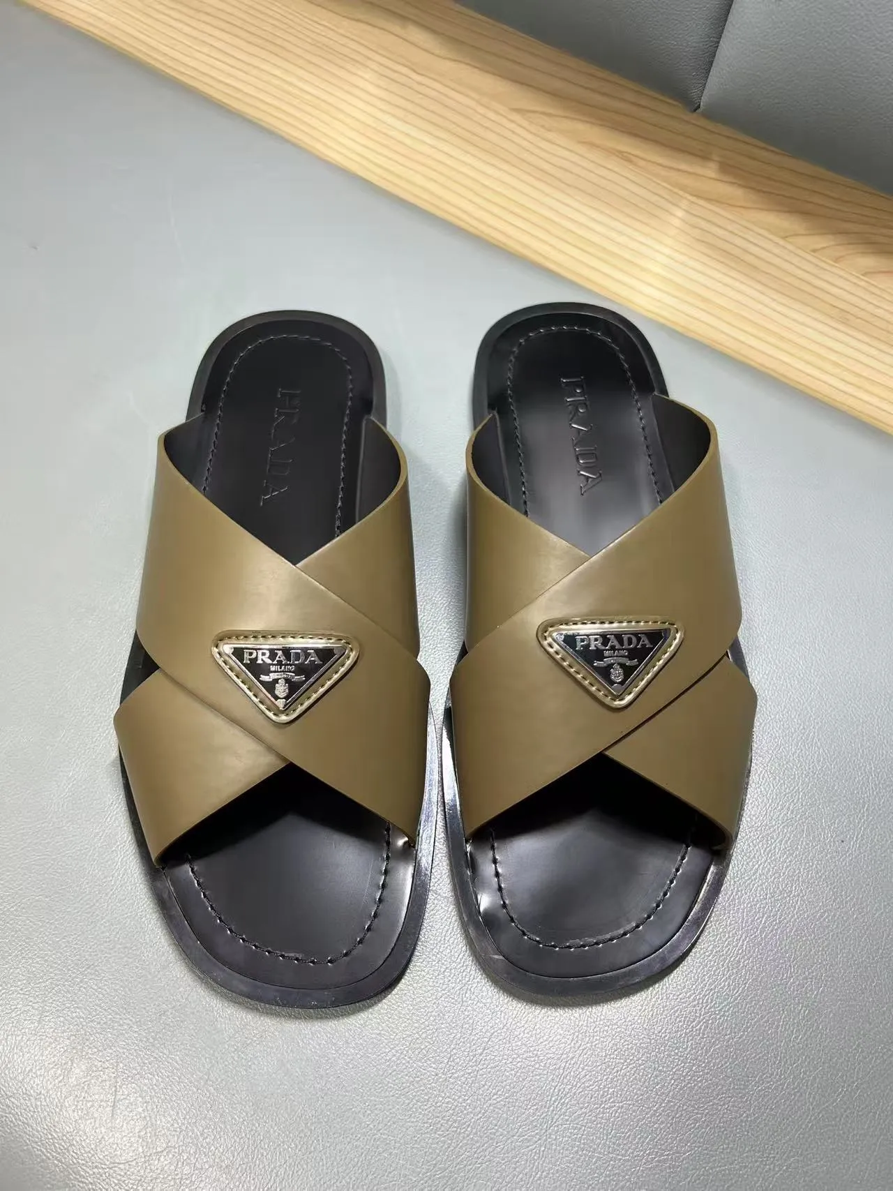 340💰PRADA Prada’s latest slippers are synchronized with the official website. This slipper is made of the brand’s unique and iconic Saffiano leather. The brand logo jumps out from the double straps, and the brand style is clearly visible. Cowhide gives men elegant charm and functional design, making it an ideal choice for vacation and leisure. Size:38-45